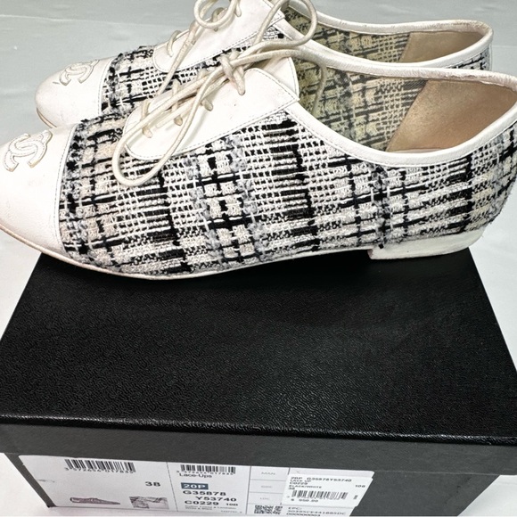 CHANEL Black and white
Tweed Cap Toe CC Lace Up Oxford - Picture 7 of 7